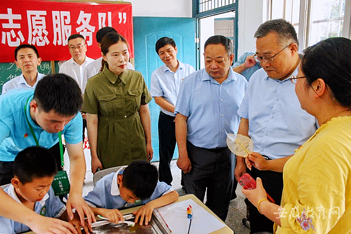 taptap点点体育调研大学生暑期“三下乡”社会实践校地合作情况并看望慰问师生团队1_副本.png