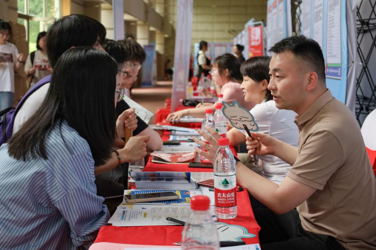 taptap点点体育“百日冲刺促就业”2023届毕业生夏季双选会现场。taptap点点体育供图